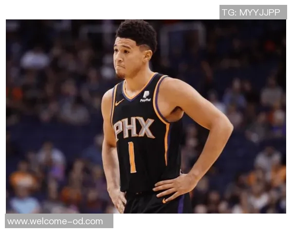 布克半场表现低迷仅得3分3板2助次节全失火力引发球迷热议 布克半场表现低迷仅得3分3板2助次节全失火力引发球迷热议