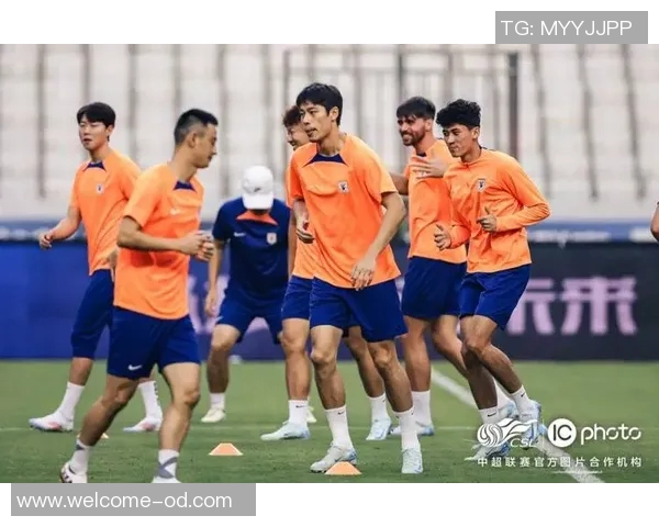 山东泰山队在武汉体育中心进行赛前踩场训练为即将到来的比赛做好准备 山东泰山队在武汉体育中心进行赛前踩场训练为即将到来的比赛做好准备